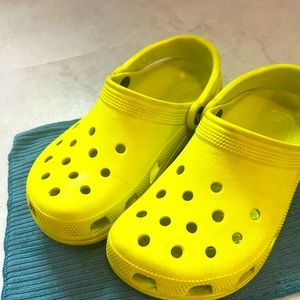 Yellow Crocs unisex Size 4M/6W